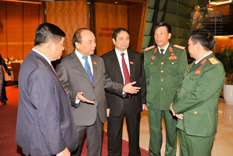 Thủ tướng trao đổi với các đại biểu Quốc hội bên lề kỳ họp