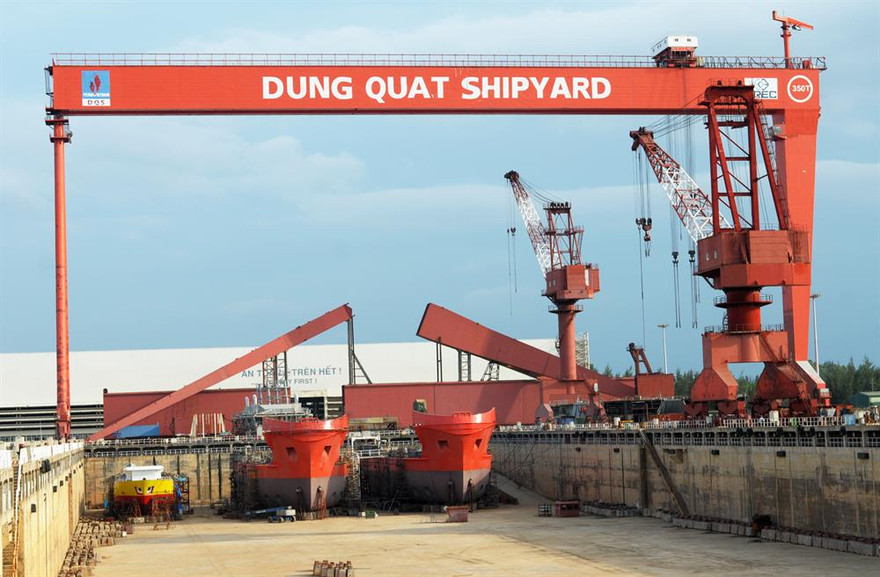 Trong 12 dự án đắp chiếu, có 6 nhà máy đang vận hành nhưng bị thua lỗ, gồm 4 nhà máy sản xuất phân bón và nhà máy đóng tàu Dung Quất, nhà máy thép Việt Trung. Ảnh: Lao Động