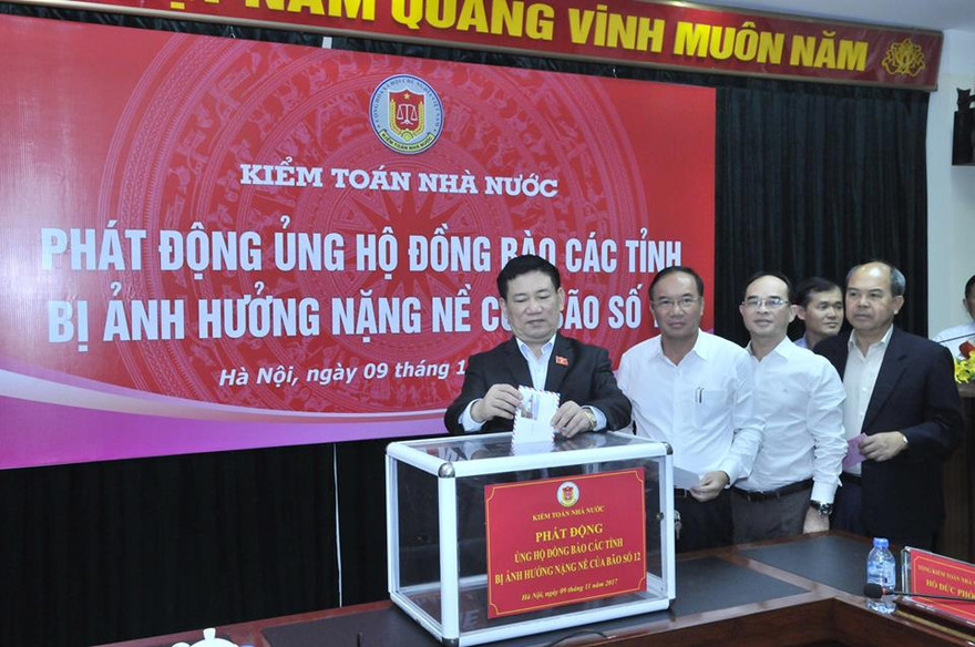 Lãnh đạo Kiểm toán Nhà nước quyên góp ủng hộ ủng hộ đồng bào thiệt hại do bão số 12 