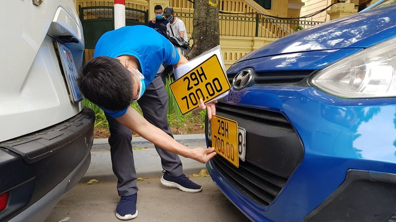 Hiện xe kinh doanh có biển số màu trắng nếu đổi sang biển số màu vàng vẫn mất lệ phí như các trường hợp đổi biển số khác. Ảnh minh họa.