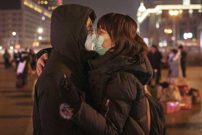 Virus corona không lây qua đường tình dục, nhưng hôn thì chắc chắn sẽ lây bệnh.