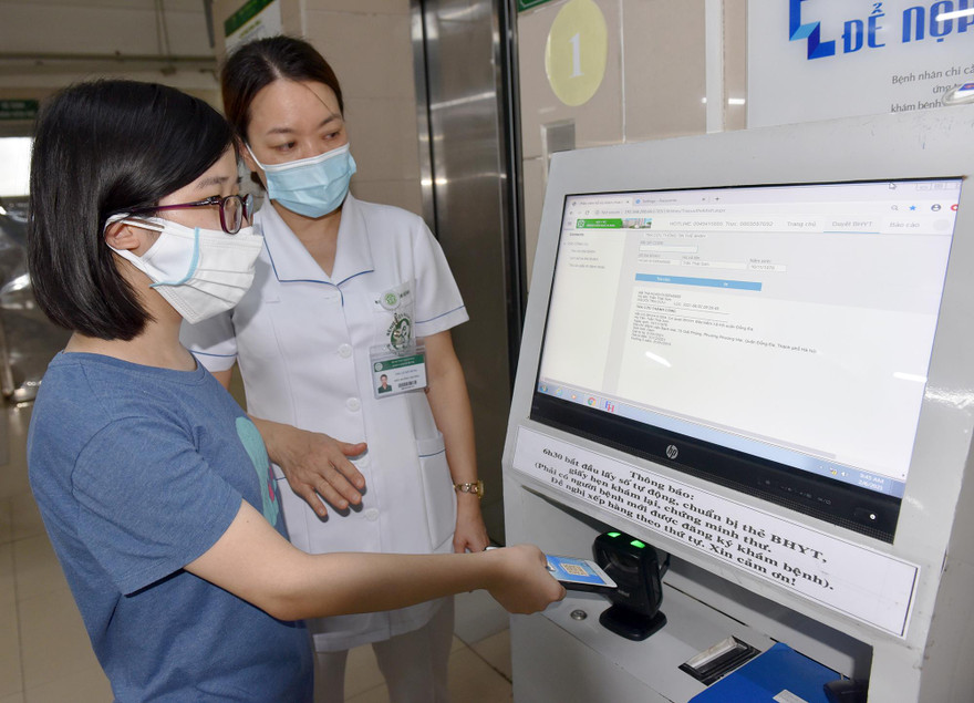 Người dân sử dụng thẻ BHYT điện tử từ ứng dụng VssID - BHXH số trên thiết bị thông minh cầm tay để làm thủ tục khám chữa bệnh BHYT, thay cho thẻ BHYT giấy truyền thống.