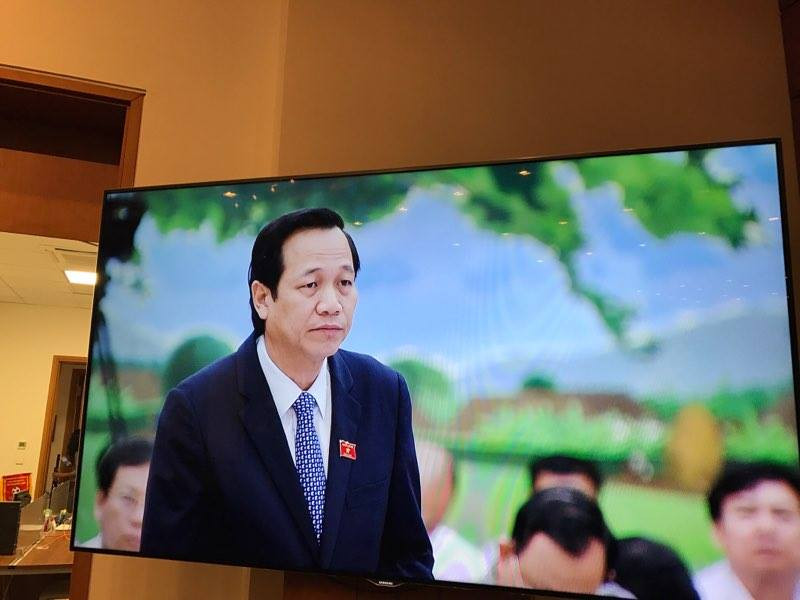 Bộ trưởng Đào Ngọc Dung trả lời chất vấn sáng 18/4