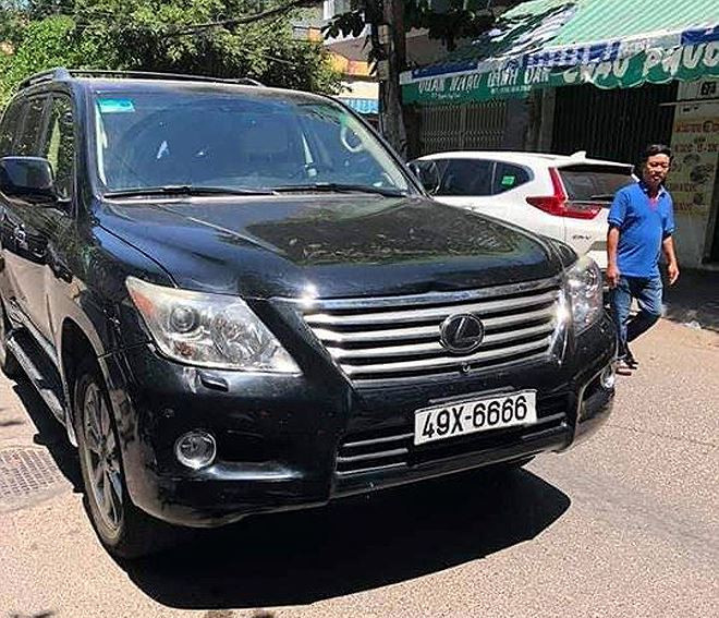 Chiếc Lexus gây tai nạn với biển tứ quý.