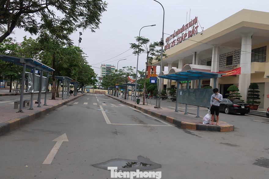 Bến xe Giáp Bát sáng 30/4 chỉ có 28 tuyến xuất bến, so với 400 chuyến của ngày thường. Toàn bộ xe buýt đã dừng hoạt động, nên bến xe trở nên vắng lặng lạ thường.