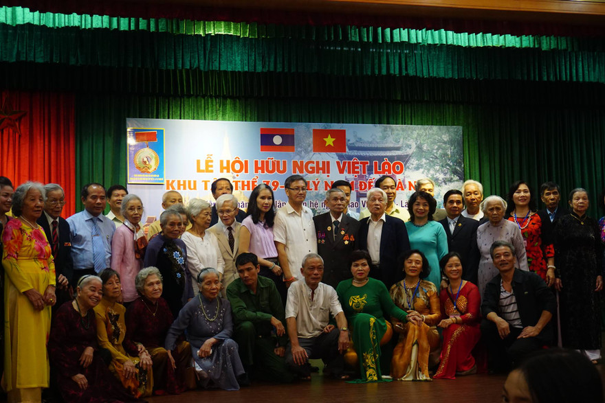 Đại sứ Lào Thongsavan Phomvihan và phu nhân( đứng giữa) chụp ảnh lưu niệm với các cán bộ lão thành của Ban Công tác Miền Tây sống tại khu tập thể 79-81 Lý Nam Đế ( Ảnh:L.A)