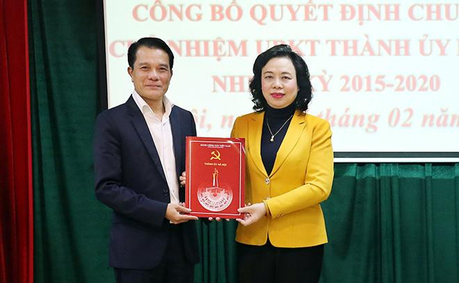 Phó Bí thư Thường trực Thành ủy Hà Nội Ngô Thị Thanh Hằng trao quyết định chuẩn y Chủ nhiệm Ủy ban Kiểm tra Thành ủy cho ông Hoàng Trọng Quyết. Ảnh: Bá Hoạt