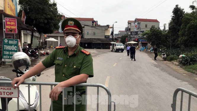 Khoanh vùng cách ly một xóm ở Mê Linh, Hà Nội vì có ca mắc COVID-19. Ảnh: Mạnh Thắng