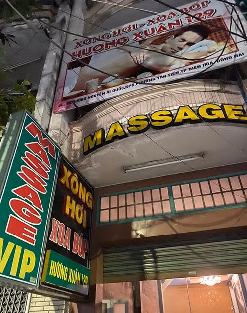 Đột kích cơ sở massage, bắt quả tang nữ nhân viên “tắm tiên” cùng khách 