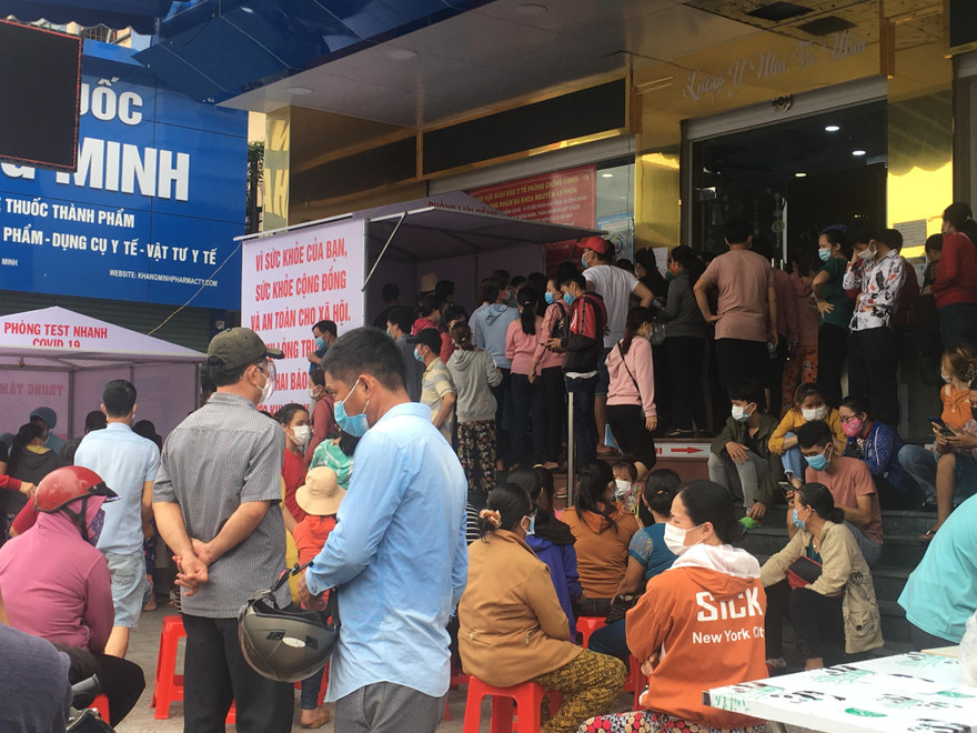 Rất đông người tập trung test nhanh COVID-19 tại PKĐK Nguyễn An Phúc
