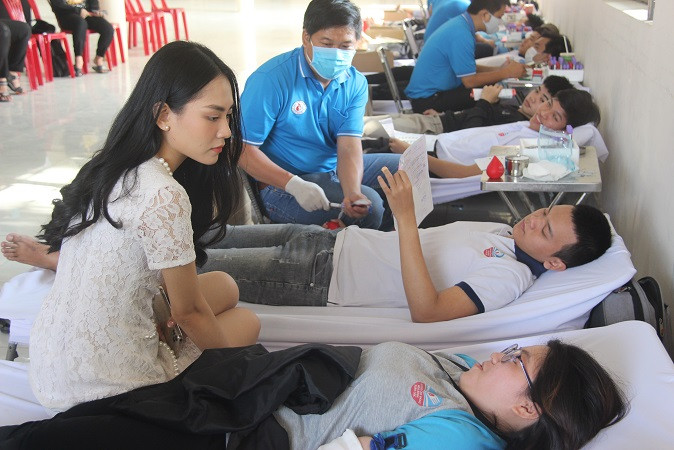 Người đẹp Nhân ái Huỳnh Nguyễn Mai Phương tham gia Chủ nhật Đỏ tại Đồng Nai