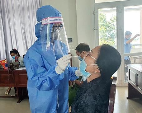  Bệnh nhân COVID-19 từng đến ngân hàng giao dịch, cách ly tập trung 3 nhân viên 