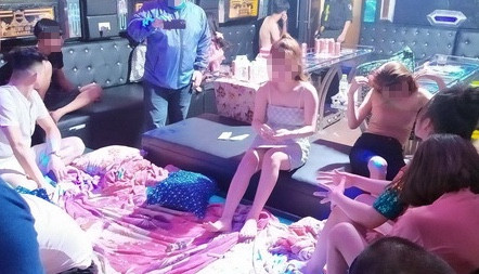 Các đối tượng bị bắt quả tang khi sử dụng ma tuý trong quán Karaoke