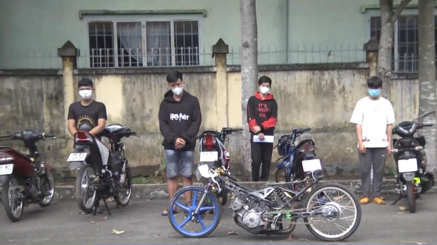 Lên mạng gạ nhau đua xe, nhóm thanh niên bị khởi tố