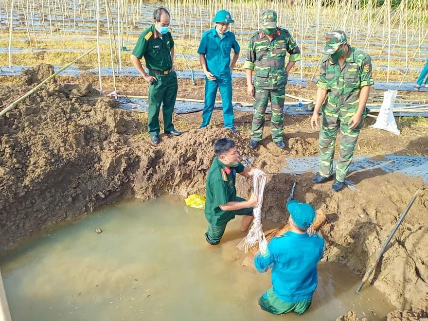 Phát hiện quả bom 300 kg khi đào mương nước