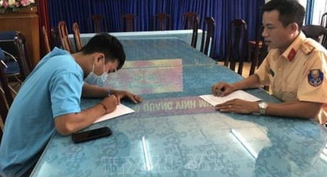 Nằm trên yên điều khiển xe máy, thanh niên bị phạt 7 triệu đồng