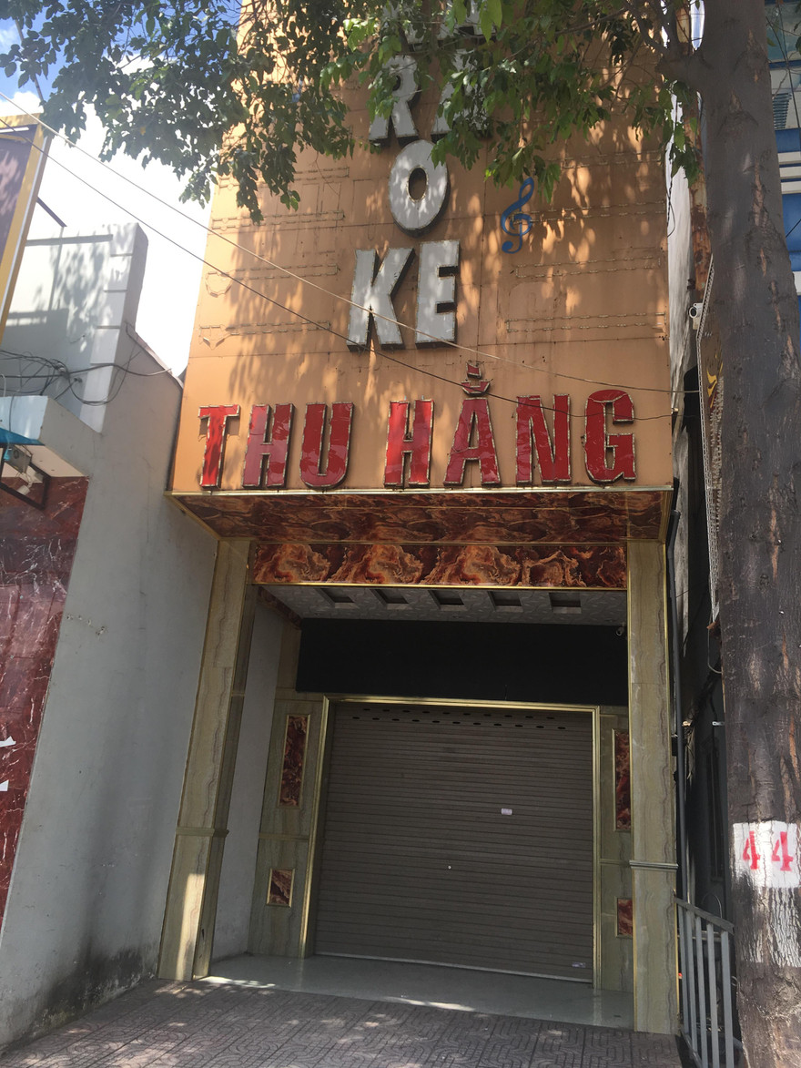 2 nữ tiếp viên khỏa thân phục vụ khách hát karaoke trong mùa dịch