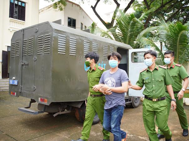 Lĩnh 14 tháng tù vì tông xe vào lực lượng phòng dịch