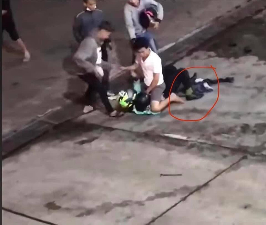 Kinh hoàng cảnh 2 thanh niên bị đánh hội đồng dã man