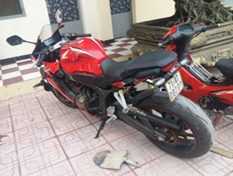 Ghét tiếng bô xe, hai thợ hồ đập hỏng mô tô phân khối lớn 