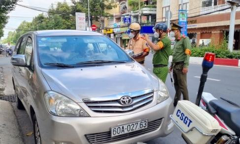 Thời điểm ông C. ngồi trong xe, không hợp tác với công an