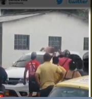 Giao thông bị tắc nghẽn khi người chồng chấp nhận không mặc gì ngồi trên nóc xe hơi ngoài đường để được vợ tha thứ tội ngoại tình.