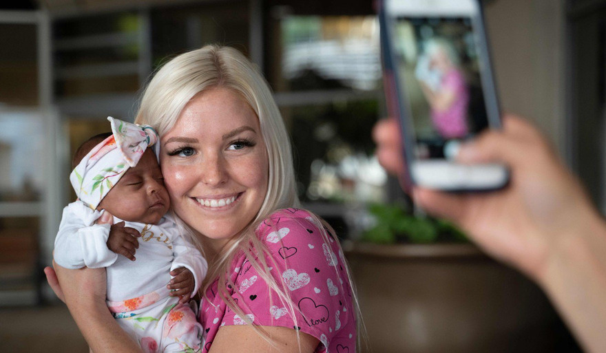 Bé Saybie trong vòng tay của y tá chăm sóc đã được xuất viện sau gần 5 tháng được chăm sóc đặc biệt.