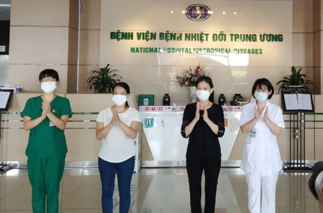 Hai bệnh nhân được chữa khỏi COVID-19 ra viện chiều 21/5