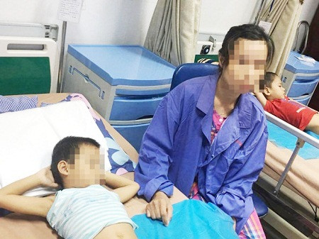 Chăm sóc cho bệnh nhi bị sùi mào gà đang điều trị tại Bệnh viện Da liễu Trung ương