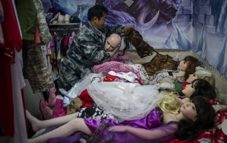 Người đàn ông Trung Quốc 60 tuổi sở hữu 9 búp bê.