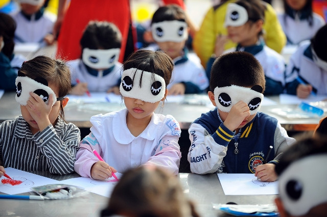 Học sinh tham gia trò chơi bịt mắt vẽ tranh. Ảnh: Dương Triều