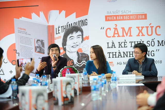 TS Lê Thẩm Dương (ngoài cùng, bên trái) giới thiệu về cuốn sách Cảm xúc là kẻ thù số một của thành công ấn bản đặc biệt ra mắt bạn đọc. Ảnh: Dương Triều