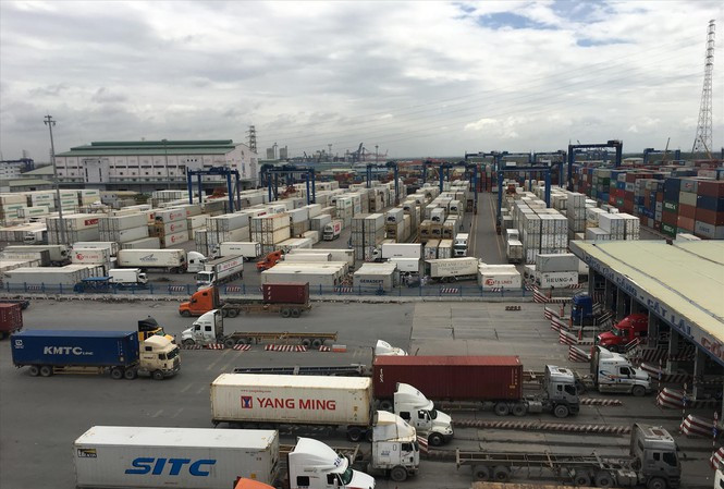Tình trạng thiếu vỏ container tiếp diễn khiến các doanh nghiệp xuất khẩu gặp nhiều khó khăn do giá cước tăng "phi mã".