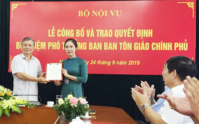Bộ Nội vụ trao quyết định bổ nhiệm Phó Trưởng ban Ban Tôn giáo Chính phủ. Ảnh: NP