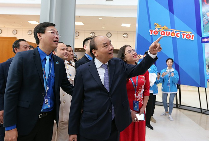 Thủ tướng Chính phủ Nguyễn Xuân Phúc và Bí thứ nhất T.Ư Đoàn Lê Quốc tham quan triển lãm tại ĐH đại biểu toàn quốc Hội LHTN Việt Nam lần thứ VIII, nhiệm kỳ 2019 - 2024. Ảnh: Hoàng Mạnh Thắng