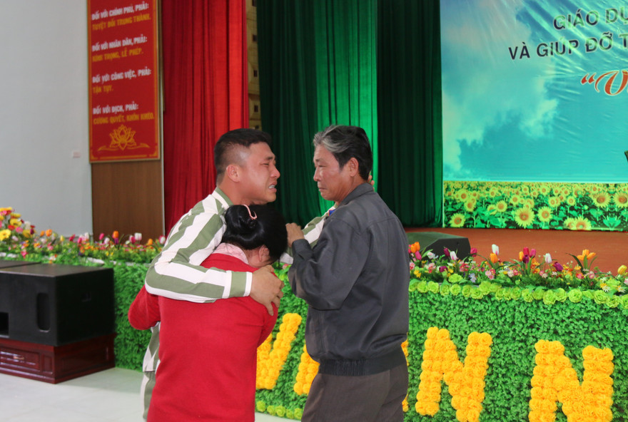 Cuộc gặp gỡ đầy xúc động của phạm nhân và thân nhân tại chương trình