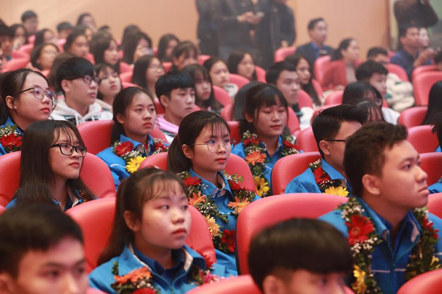 Những học sinh đạt danh hiệu "học sinh 3 tốt" và "học sinh 3 rèn luyện" tại lễ tuyên dương. Ảnh: Bảo Anh