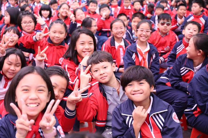 Các em học sinh trường Tiểu học Dịch Vọng A (Cầu Giấy, Hà Nội) hào hứng tại lễ phát động cuộc thi sưu tập và tìm hiểu tem Bưu chính "Cháu ngoan Bác Hồ mừng Đảng quang vinh". Ảnh: Bảo Anh