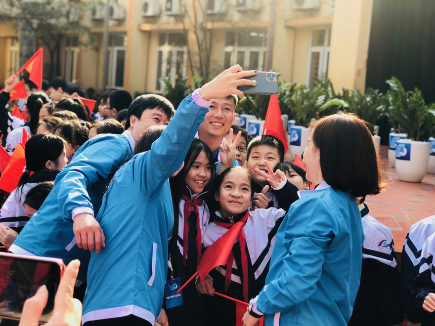 Các đại biểu hào hứng "seo-phi" cùng các em học sinh trường PTCS Nguyễn Đình Chiểu. 