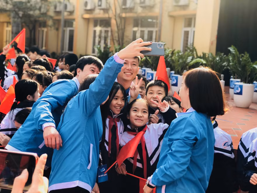 Các đại biểu hào hứng "seo-phi" cùng các em học sinh trường PTCS Nguyễn Đình Chiểu. 