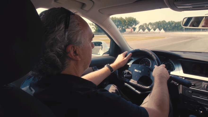 Với chiếc xe hơi thể dục này, người lái xe có thể đốt 300 kcal trong 30 phút lái xe.