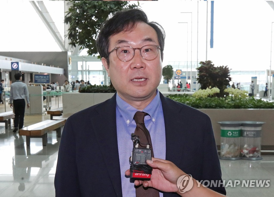 Đặc phái viên của Hàn Quốc về hạt nhân Triều Tiên trả lời phỏng vấn báo chí khi tới sân bay ở Washington.