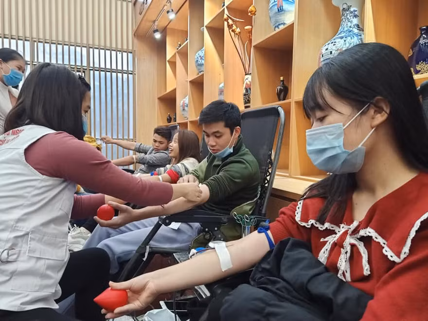 Lê Phương Thảo, sinh viên Trường Đại học Hùng Vương tham gia hiến máu. Em cho biết, tới đây sẽ tiếp tục tham gia hoạt động ý nghĩa này