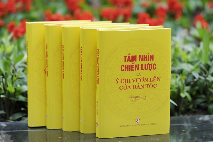 Cuốn sách: “Tầm nhìn chiến lược và ý chí vươn lên của dân tộc” tập hợp ba bài viết của Tổng Bí thư, Chủ tịch nước về chuẩn bị văn kiện và nhân sự
