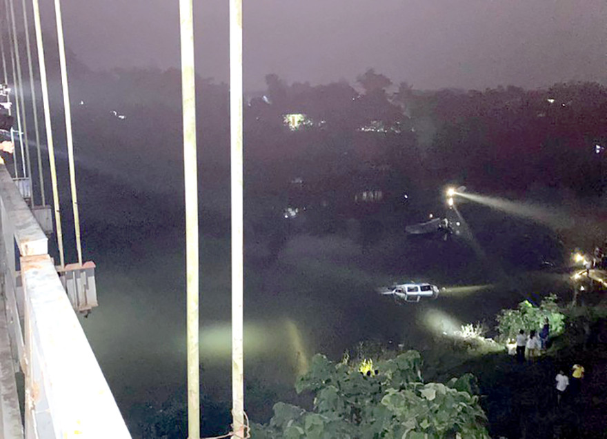 Lực lượng cứu hộ trục vớt chiếc xe ô tô lao xuống sông.