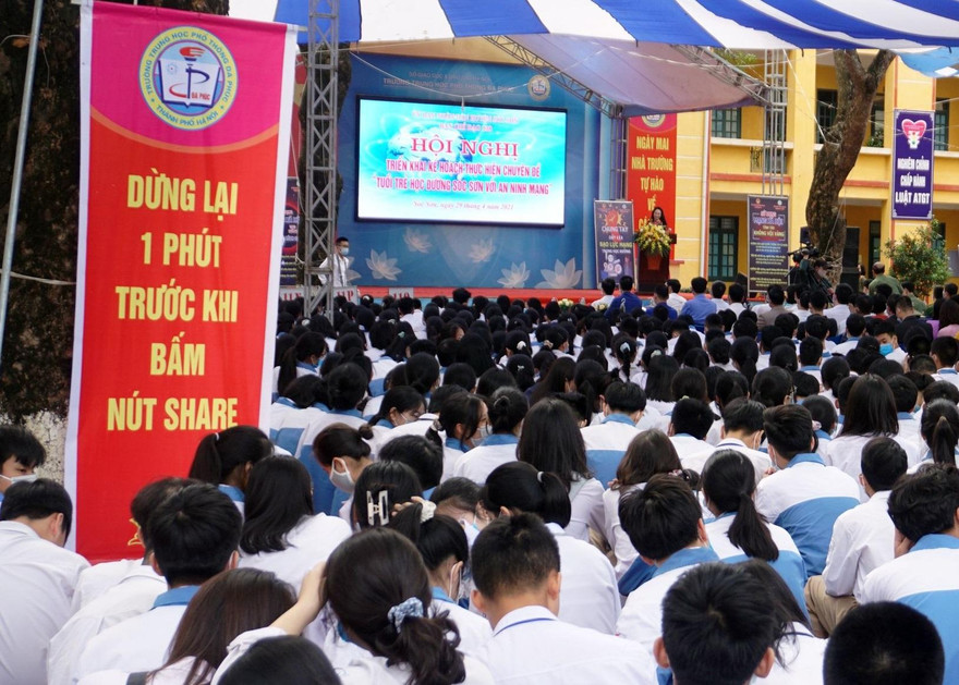 Công an giúp học sinh nhận diện thông tin xấu, độc trên mạng xã hội