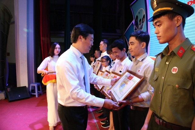 Bí thư thứ nhất T.Ư Đoàn Lê Quốc Phong trao tặng Bằng khen cho những sinh viên tiêu biểu trong cuộc vận động "Sinh viên Việt Nam - Những câu chuyện đẹp".