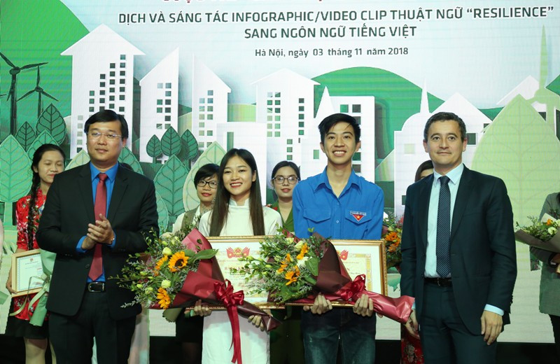 Bí thư thứ nhất T.Ư Đoàn Lê Quốc Phong trao giải Nhất cho các tác giả.