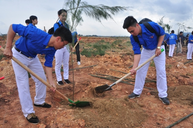 Các bạn trẻ trồng cây bảo vệ môi trường.
