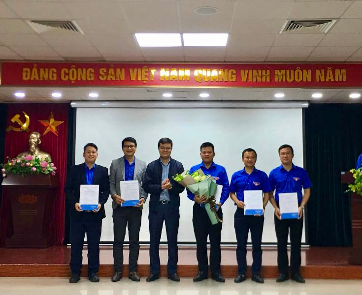 Bí thư T.Ư Đoàn Bùi Quang Huy chúc mừng Ban chủ nhiệm CLB Lý luận trẻ.